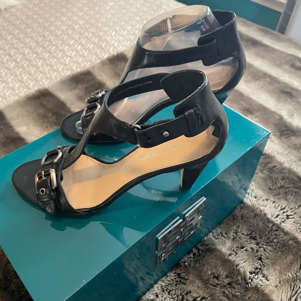 Via Spiga Black Leather T-Strap Edgy Ankle Strap Heels Size 7M - Picture 9 of 11
